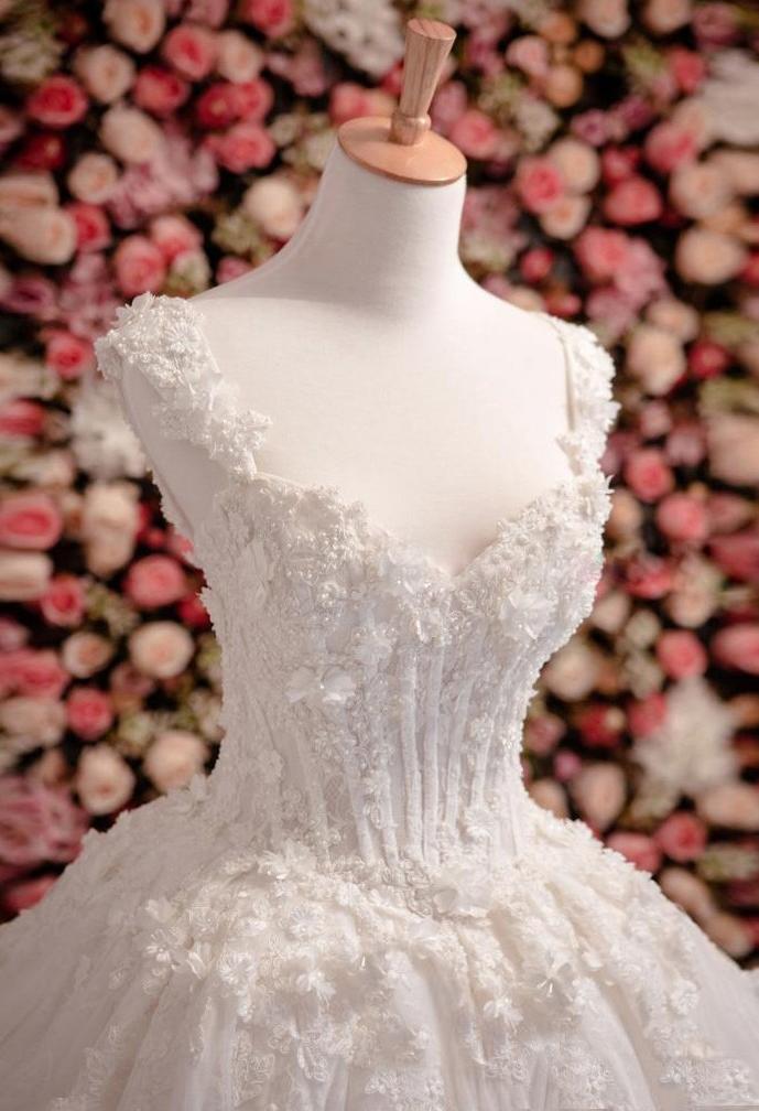 Vintage Princess Sleeveless Ball Gown Ivory Wedding Dress With Flowers And Beads N353